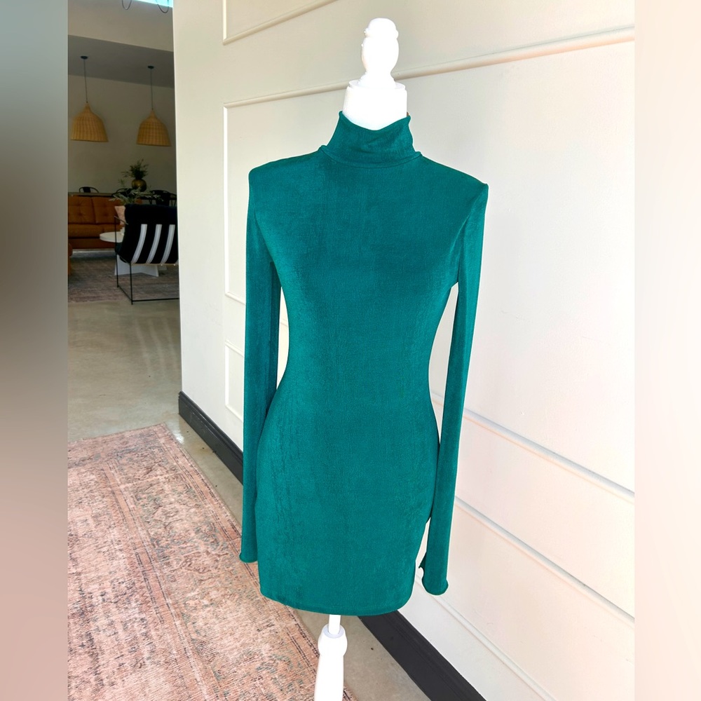 Green bodycon long bellesleeve dress